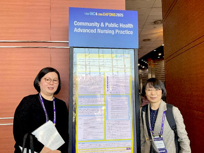 榎本晃子さん会場入り口での記念撮影の画像