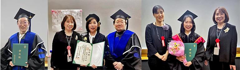 学位授与式で教授と学生が記念写真