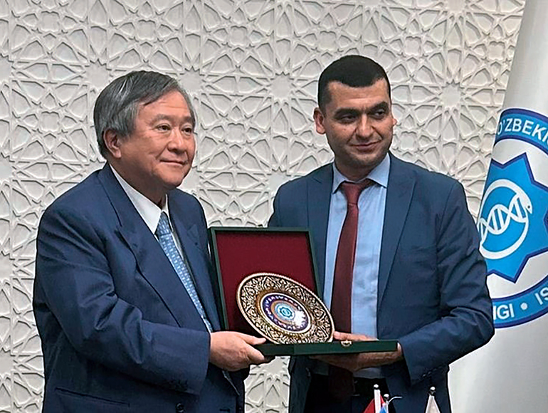 フダヤロル保健大臣との記念写真