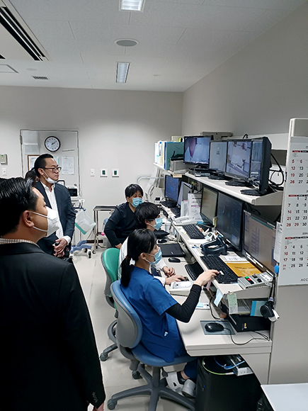 成田病院で実際の放射線治療を見学する様子