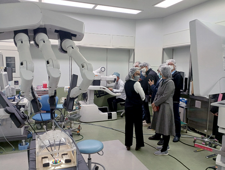 三田病院のロボット手術（火の鳥）を体験している様子
