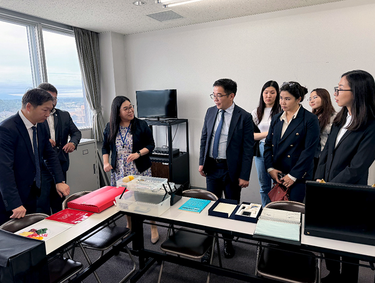 モンゴル国立医科大学学長他、本学を見学する様子