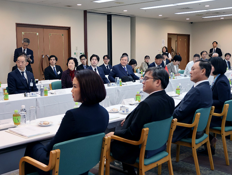 ハノイ市人民委員会委員長一行と親睦会の様子