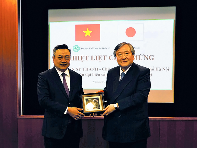 ハノイ市人民委員会委員長と高木理事長の写真