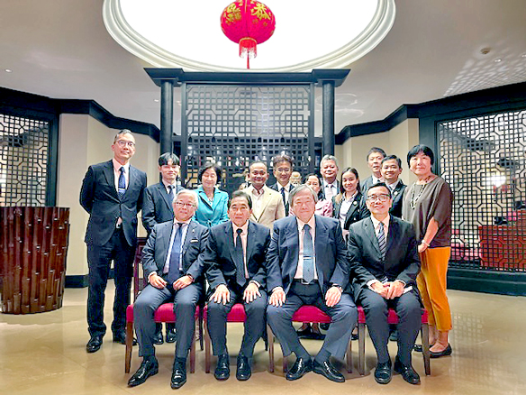 カンボジアの医療関係者の方との集合写真