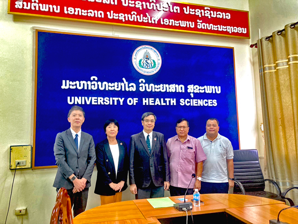 山本尚子副学長ラオス保健科学大学メイファン学長らとの集合写真