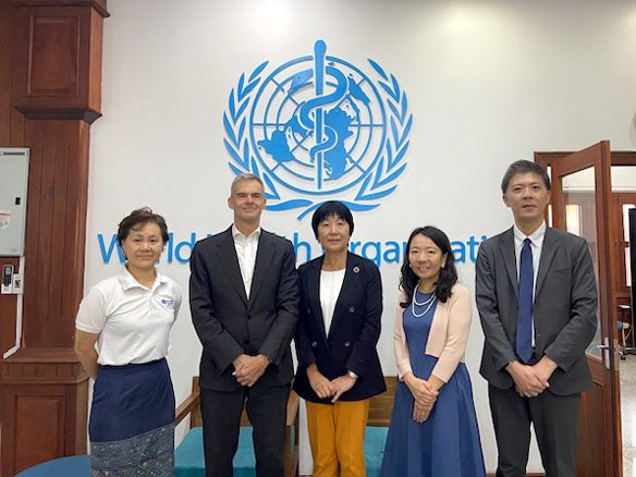 山本副学長とWHOラオス事務所職員の集合写真