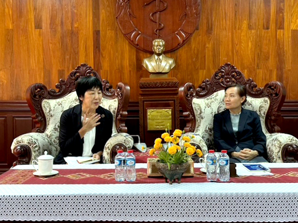 山本尚子副学長とラオスのバイカム保健大臣との対談の様子