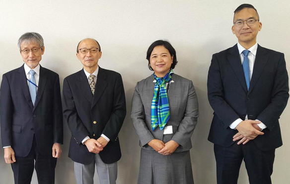 左から、坂元亨宇医学部長、江口暁教授、矢野晴美教授、井上肇教授