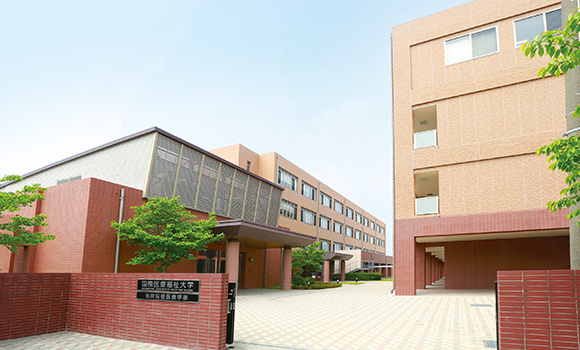 大川キャンパス 2号館・3号館の入り口、建物の画像