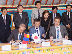 6か国の政府や大学と覚書を交わす締結式の様子